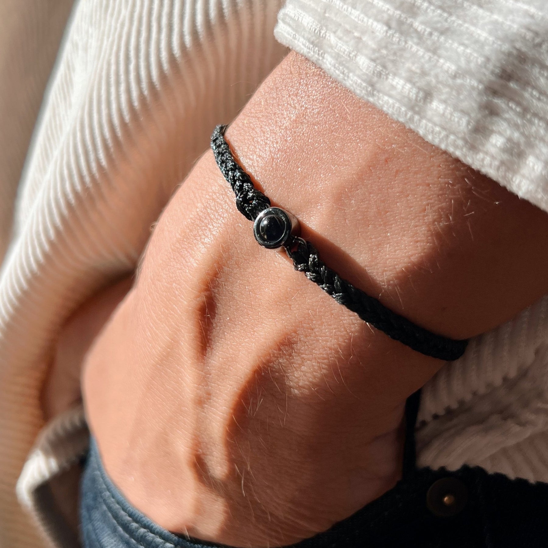 minimalistic string projection bracelet